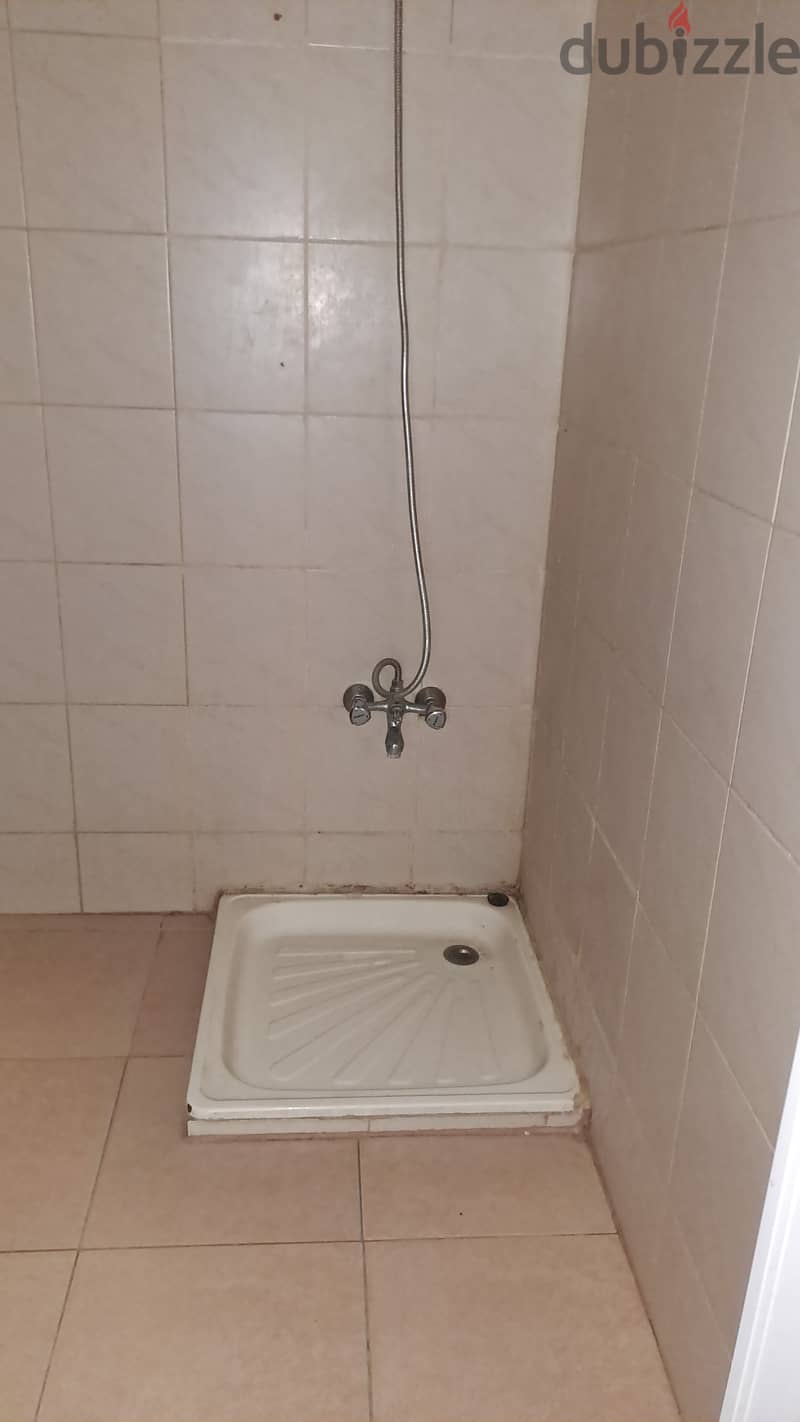 للايجار غرفة مستقلة  لبنانيين فقط 1