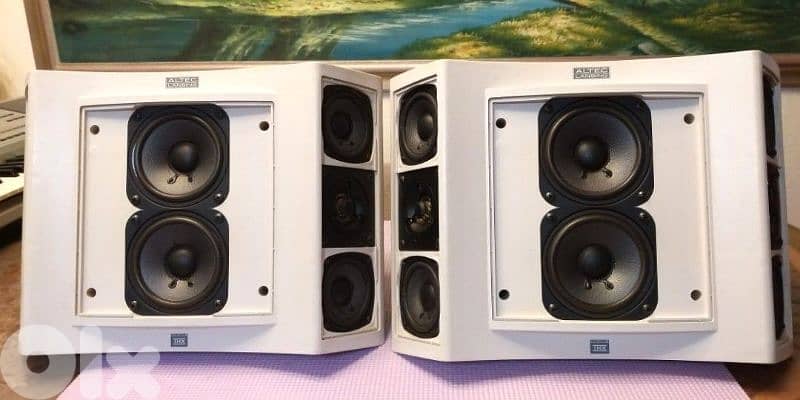 A pair of Altec Lansing AHT2100 speakers 0
