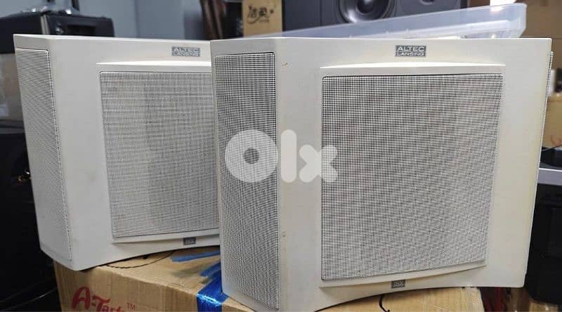 A pair of Altec Lansing AHT2100 speakers 1