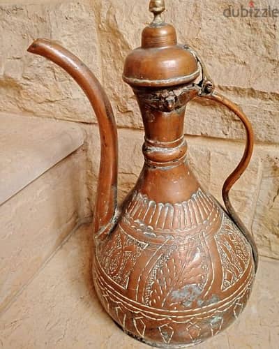 إبريق نحاس أحمر منقوش من التاريخ