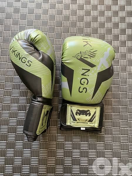 boxing gloves Vikings green 1