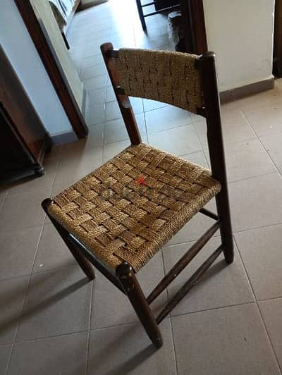 كرسي خشب قش