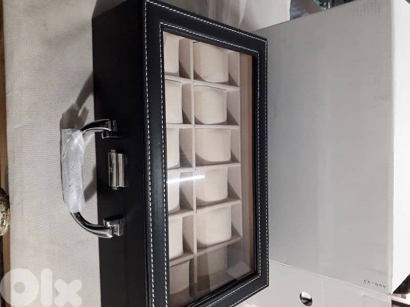 للساعات شنطة لعرض او لحفظ الساعات 03032462 3