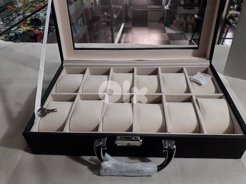 للساعات شنطة لعرض او لحفظ الساعات 03032462 5