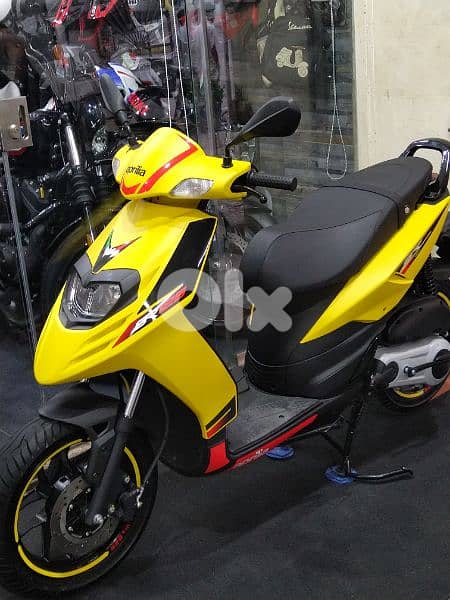 Aprilia SR 125cc 0klm model 2023 two years dealer warranty 4