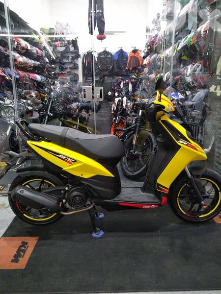 Aprilia SR 125cc 0klm model 2023 two years dealer warranty 7