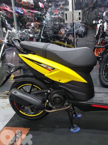 Aprilia SR 125cc 0klm model 2023 two years dealer warranty 9