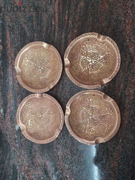 4 copper ashtrays 0