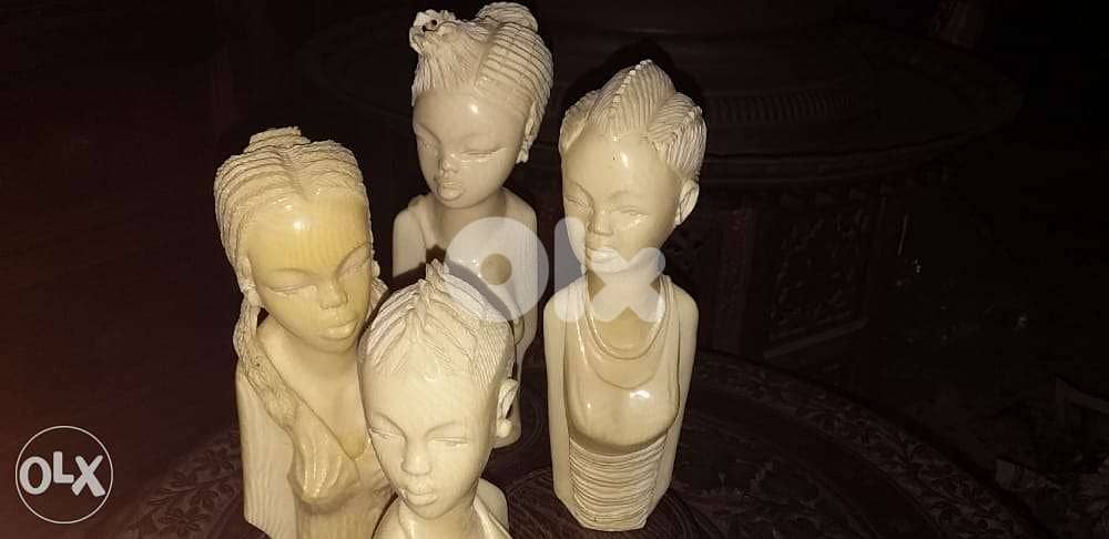 اربع حبات تماثيل سعر الكل  350$ 3