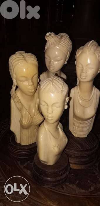 اربع حبات تماثيل سعر الكل  350$ 4