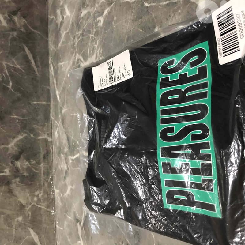 PLEASURES Thirsty T-Shirt SIZE M 2