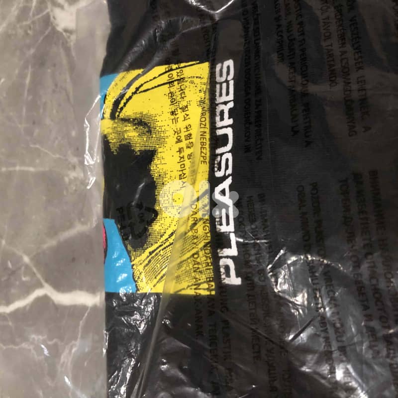 PLEASURES Blow T-Shirt SIZE M 5