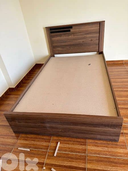 تخت مفرد ونص عرض 120 سم 0