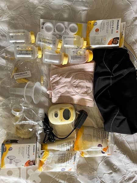 Medela Freestyle Mobile Double Electric Breast Pump with accessories 0