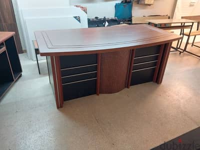 مكتب ١٨٠ سنتم.