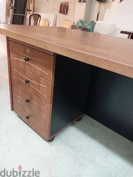 مكتب ١٨٠ سنتم. 1