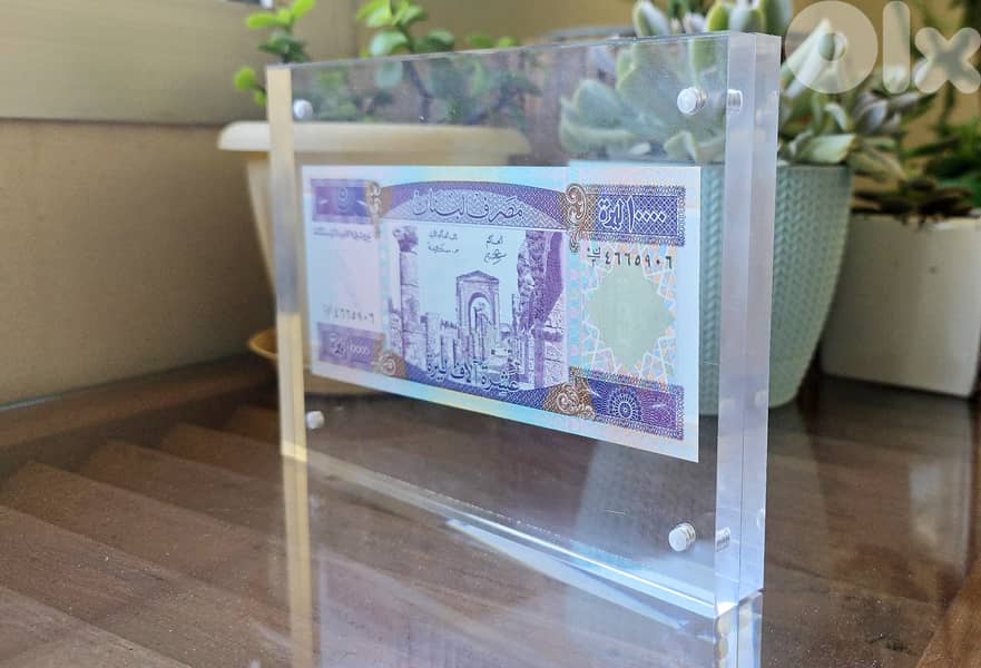 10.000 L. L 1993 in a plexy stand 0