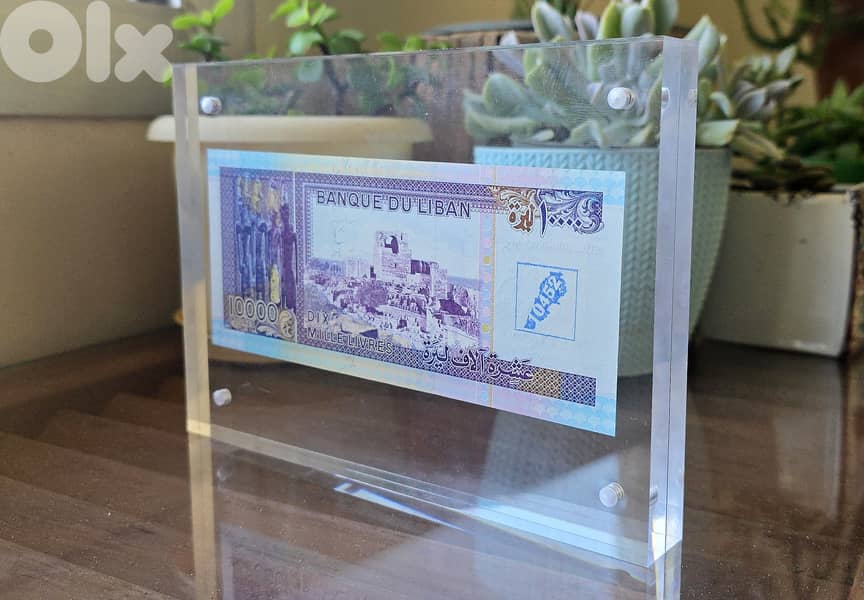 10.000 L. L 1993 in a plexy stand 1