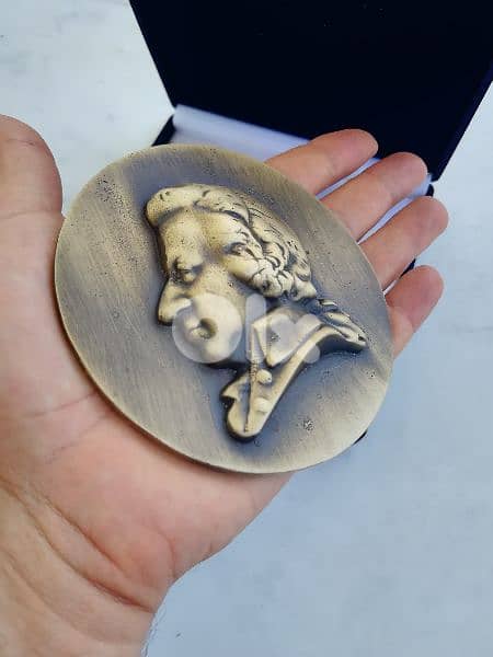 ميدالية قديمة 1