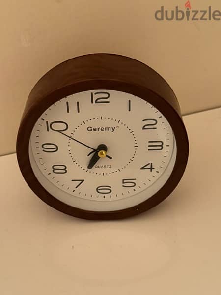 Simple Round Plastic Alarm Clock Small Desktop Clock 1