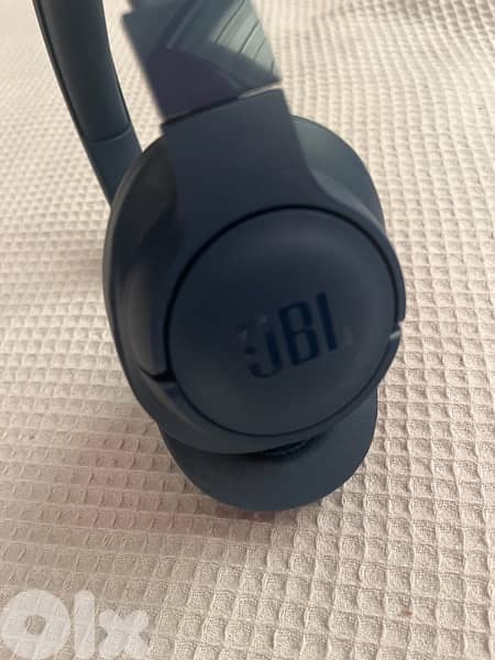 JBL TUNE 710BT - like new 1