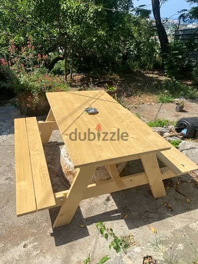 Table with foldable seats- طاولة مع مقاعد متحركة