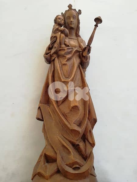 العذراء تحمل طفلها المكرم 0