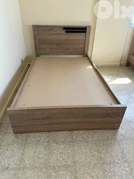 تخت مفرد ونص عرض 120 سم 0