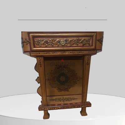 كونسول شرقي قديم