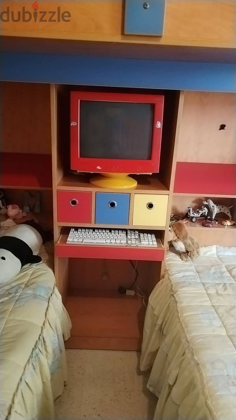 غرفة نوم مؤلفه من تخت عدد ٣ 1