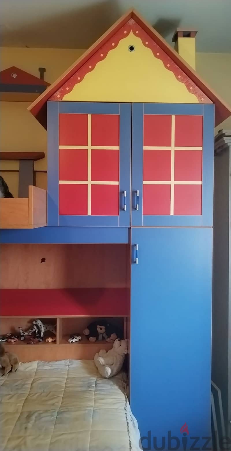 غرفة نوم مؤلفه من تخت عدد ٣ 2