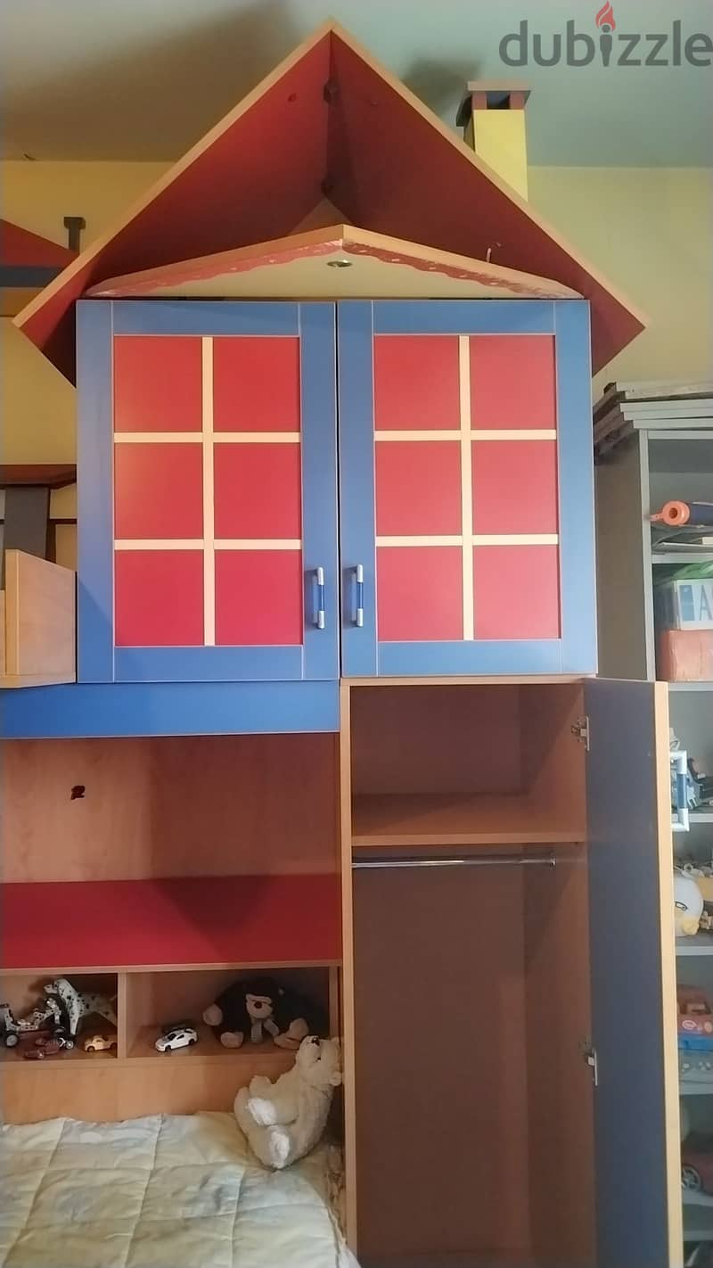 غرفة نوم مؤلفه من تخت عدد ٣ 3