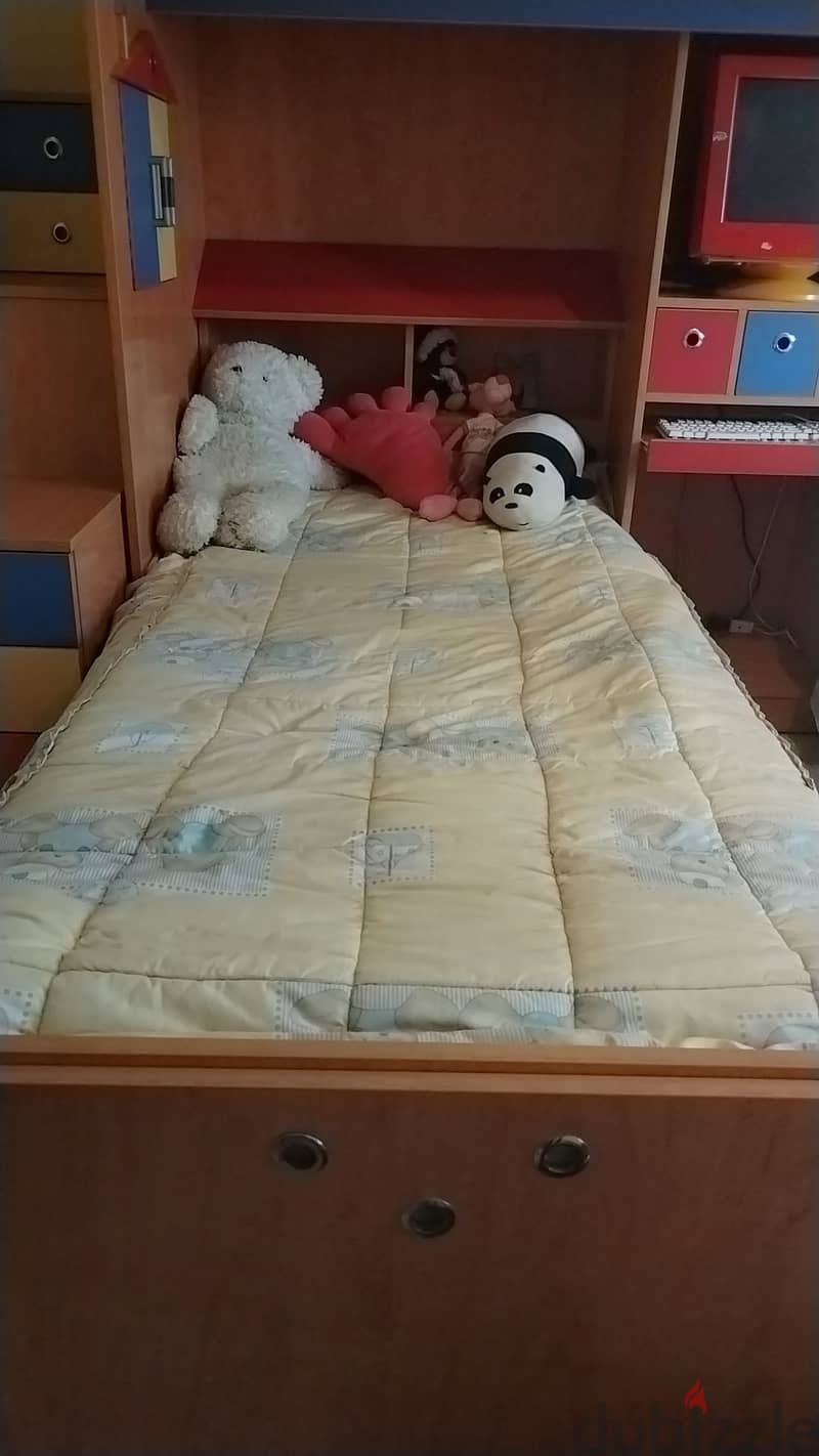 غرفة نوم مؤلفه من تخت عدد ٣ 5