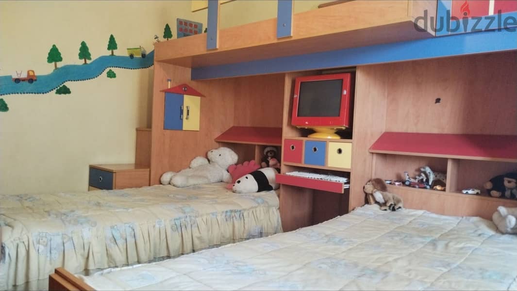 غرفة نوم مؤلفه من تخت عدد ٣ 7