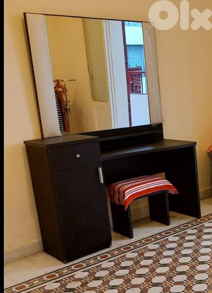 مراية مع كرسي لغرفة النوم 0