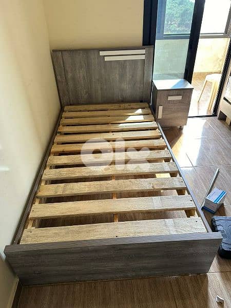 تخت مفرد 100سم مفرش طبلية شوح مع كمود صغيرة 0