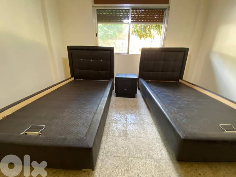 two twin beds 0