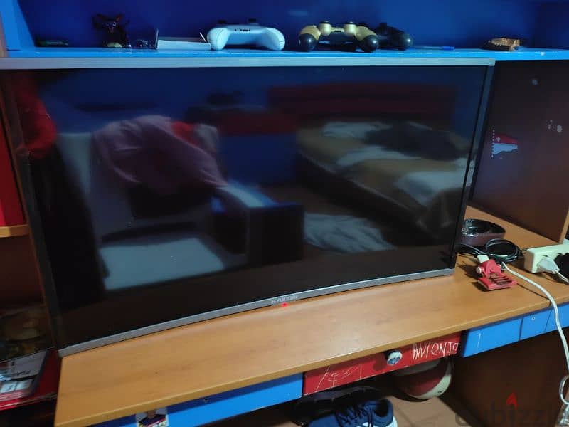 HYUNDAI Curved TV 1