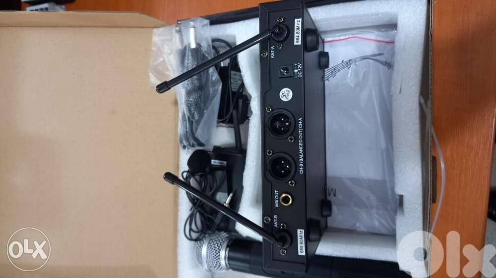 2 mic wireless,1 mic hand + 1 mic clip,brand leem,new not used 1