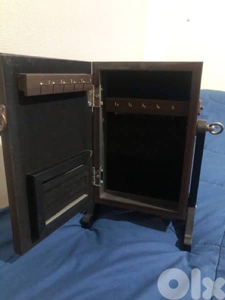 Mirror and accessory closet 1