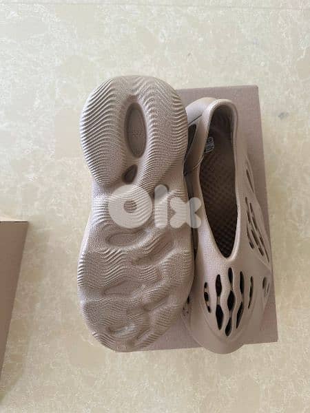 Yeezy Foam Runner Clay Taupe 2