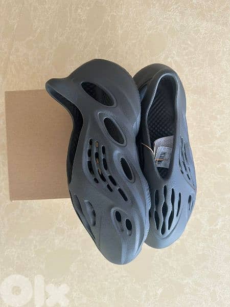 Yeezy Foam Runner Carbon 1