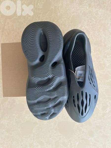 Yeezy Foam Runner Carbon 2
