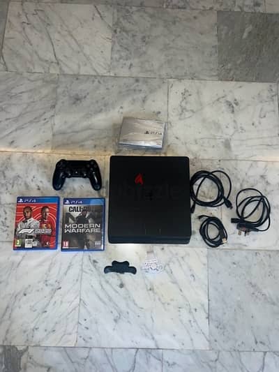 VERY CLEAN PS4 SLIM WITH 2 GAMES