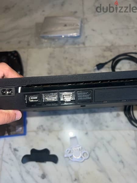 VERY CLEAN PS4 SLIM WITH 2 GAMES 1