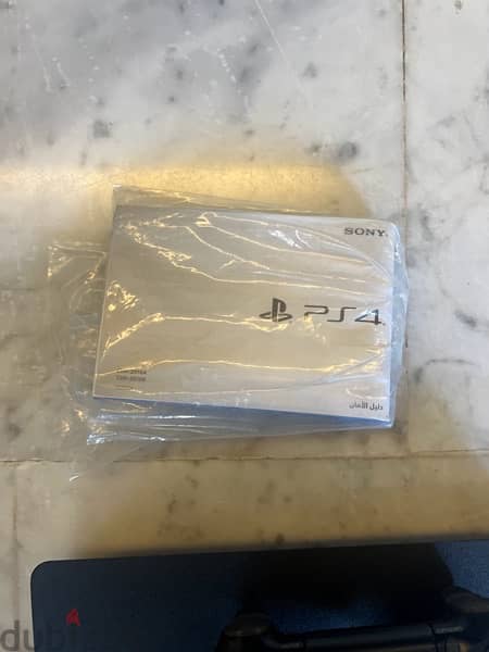 VERY CLEAN PS4 SLIM WITH 2 GAMES 7