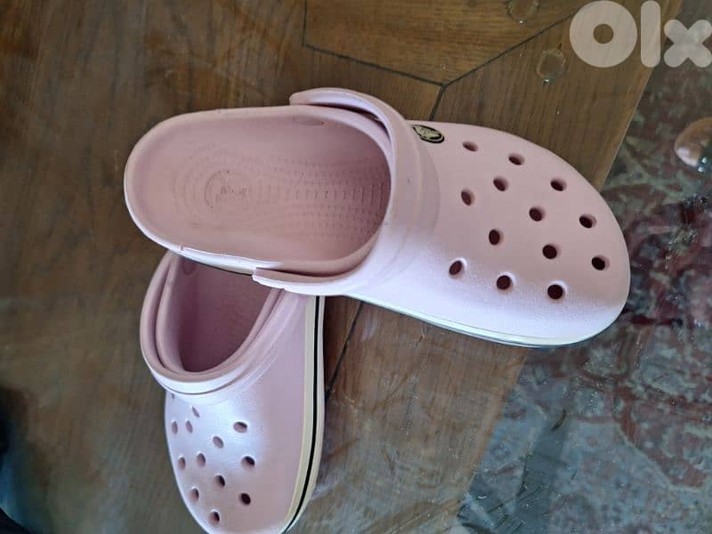 crocs pink and black 1