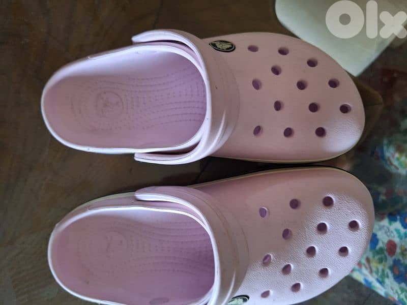 crocs pink and black 2