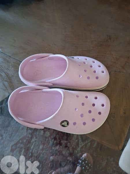 crocs pink and black 3