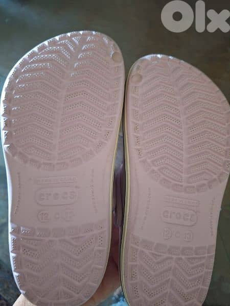 crocs pink and black 4